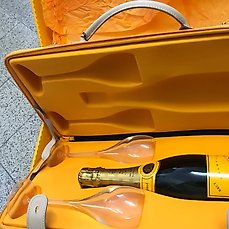 Veuve Clicquot Traveller XL with 1 bottle & 2 glasses - - Catawiki