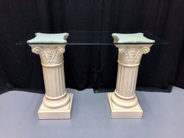 Beistelltisch - zwei Säulen mit facettierter Glasplatte - Stein und Glas