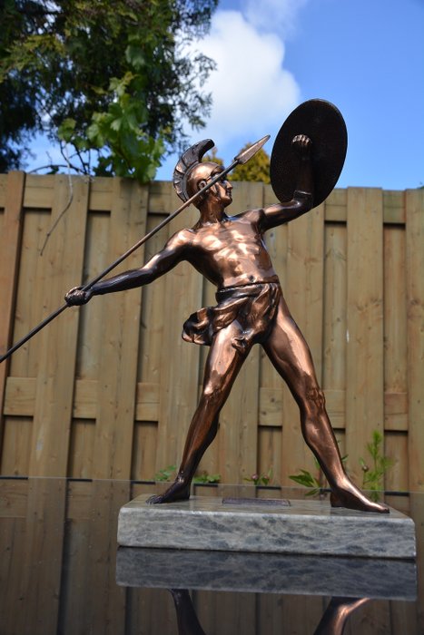 Prachtig groot beeld van de Griekse krijger Achilles met speer en schild  - Koper