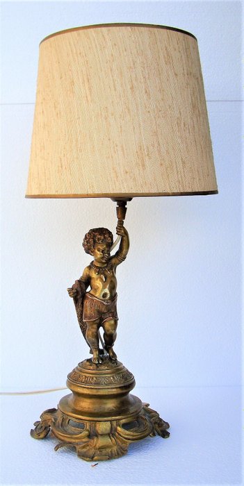 Schöne Bronze Tischlampe mit Putten als Lampenfassung.