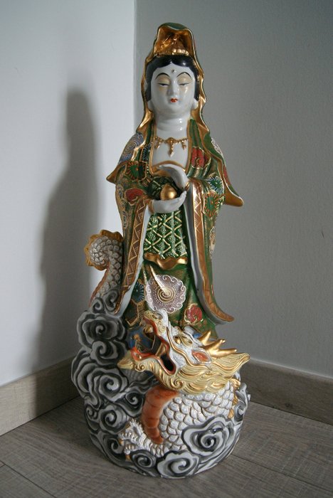 Exceptional Satsuma - Ceramic, Earthenware - Dragon, Goddess, Kannon - Marked 'Kutani Kikusen' 九谷菊仙 - Japan - mid 20th century