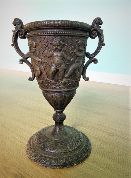 Large Antique cup with putties - Bronze - Late 19th century
