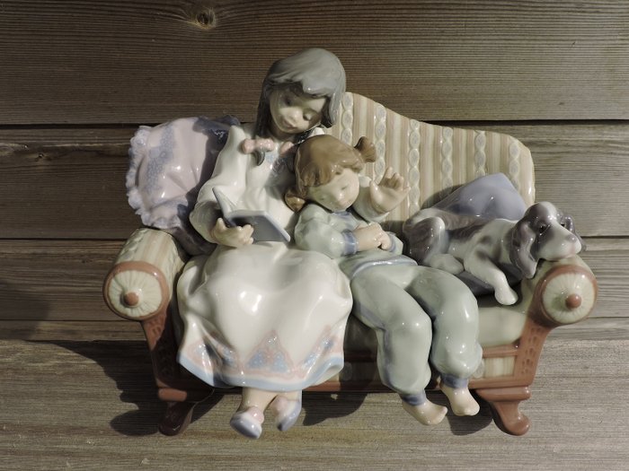 Lladró  - Flot billede af mor med barn og hund på sofaen - Porcelæn