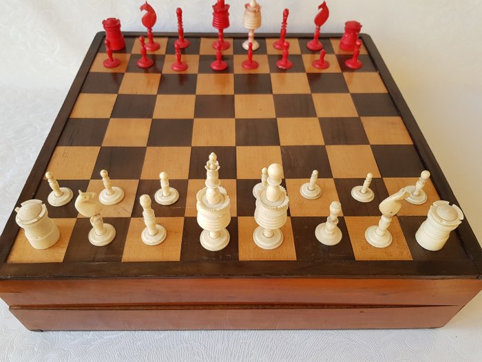 Piezas de ajedrez antiguas en caja de ajedrez. - Hueso