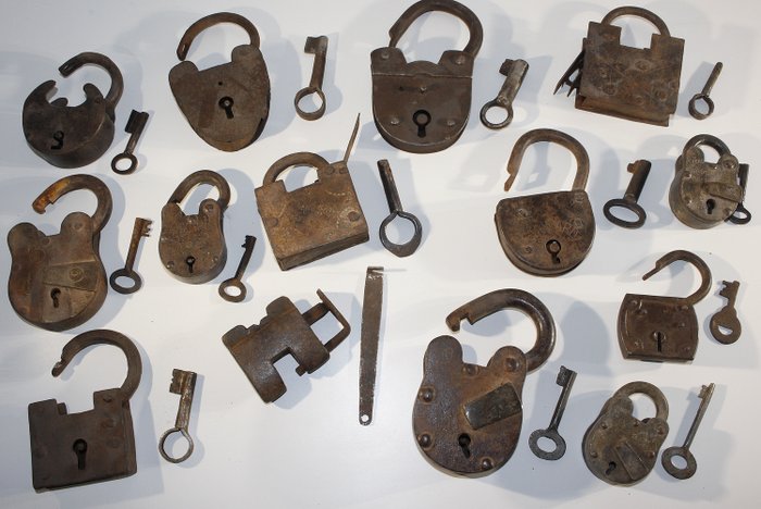 14 antique locks - Iron (cast/wrought) - Date 17th to 19th century.