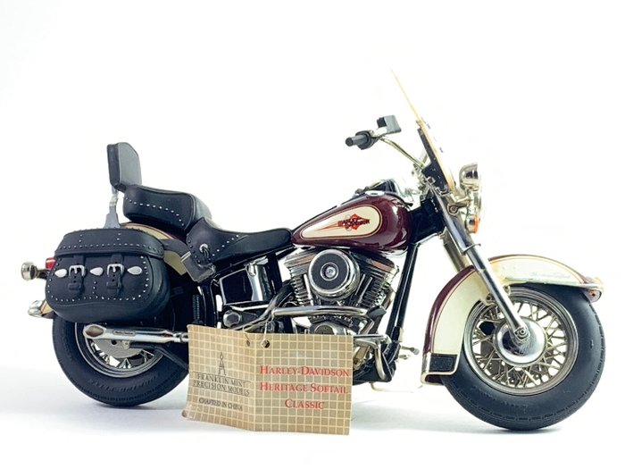 Franklin Mint - Harley Davidson Heritage Softail Classic suuressa mittakaavassa 1:10 - Valmistettu paljon rakkautta yksityiskohdista laadukkailla materiaaleilla hyvässä kunnossa