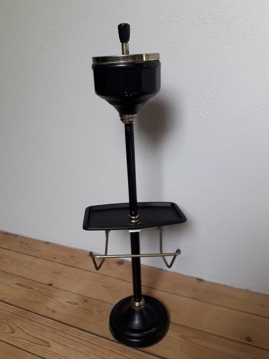 Cendrier noir vintage sur pied avec tablette et porte-revue (1) - Métal