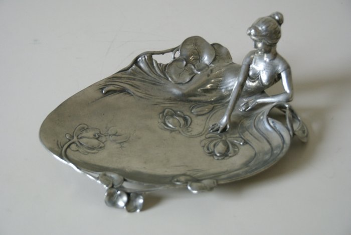 Stijlvolle tinnen Vide Poche met vrouw figurinne - Art Deco - Tin
