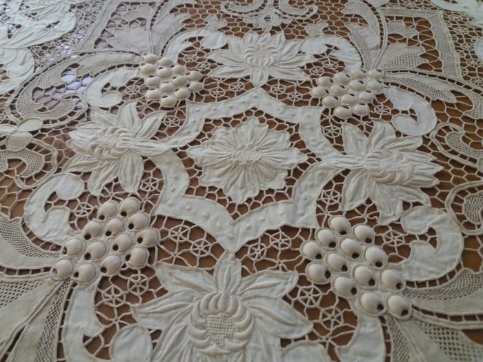 BEDSPREAD 13 GRAPPOLI IN BURANO LACE AND CARVING - 100% LINEN