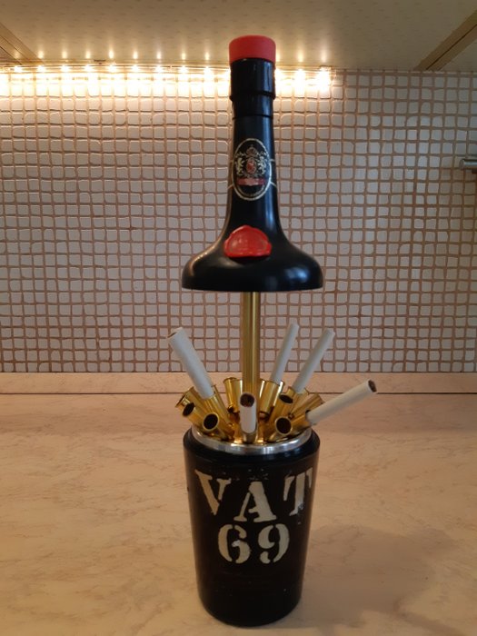 VAT  69 - Cigarro de garrafa de uísque dos anos 50/60 - metal