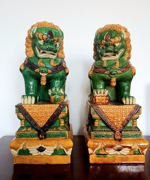Vintage / Antique Pair Ceramic Foo -koirat - itämainen taide, Temple Guardian lionit - Lasitetut keraamiset veistokset (15 kg) - Aasia - toinen puoli 20. C.