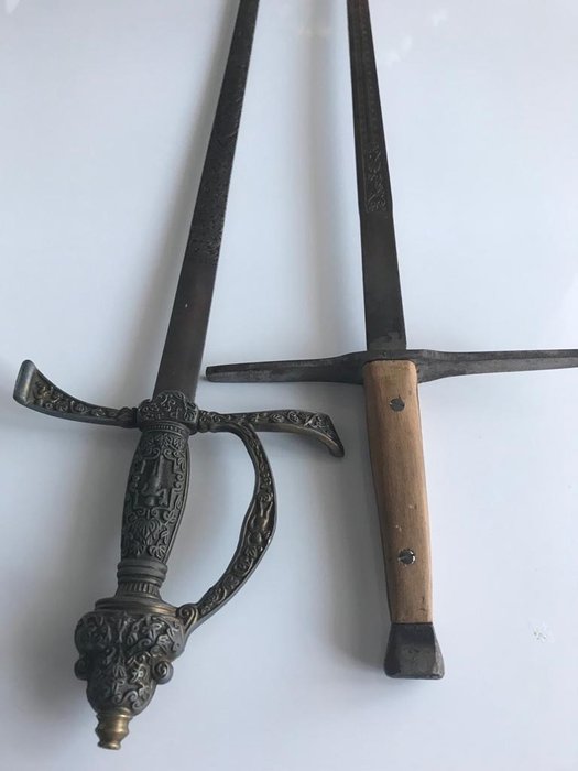 France - Antiche spade stile medievale - Arit / Celurit / Clurit / Sabit - Sword