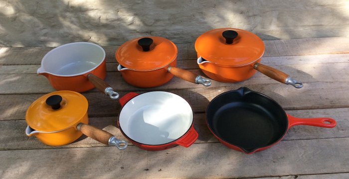 LE CREUSET  en NOMAR - 4個帶蓋子的燉鍋和2個烤箱平底鍋 - 鑄鐵