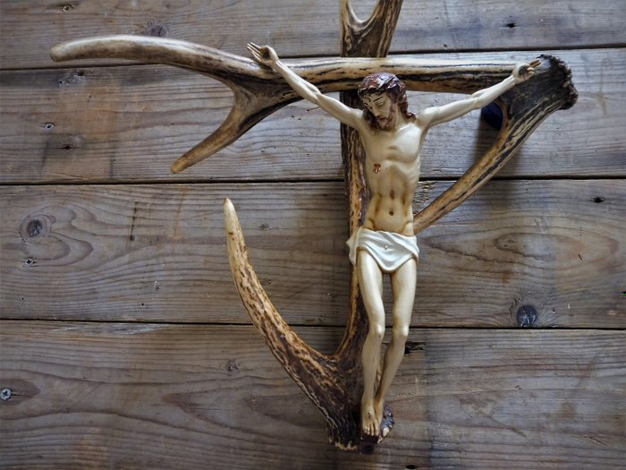 Jesus Christ Corpus auf einem Hirschgeweih Kreuz. (1) - Hirschgeweih Horn Zelluloid