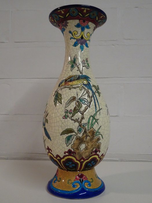 Emaux de Longwy - Grote vaas met een décor van papegaaien