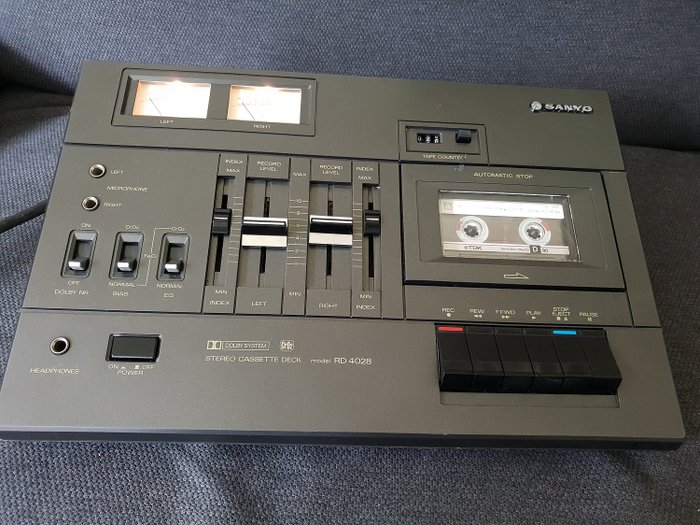 Sanyo  - RD-4028 UM. Wedge Design - Stereo Cassette Deck - Japan 1979