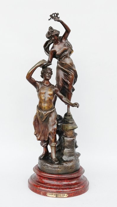 Charles Ruchot (1880-1925) - Skulptur, Smed med Lady "La Gloire couronnant le Travail" (kulmination af arbejde) - Art Nouveau - Råzink - omkring 1900