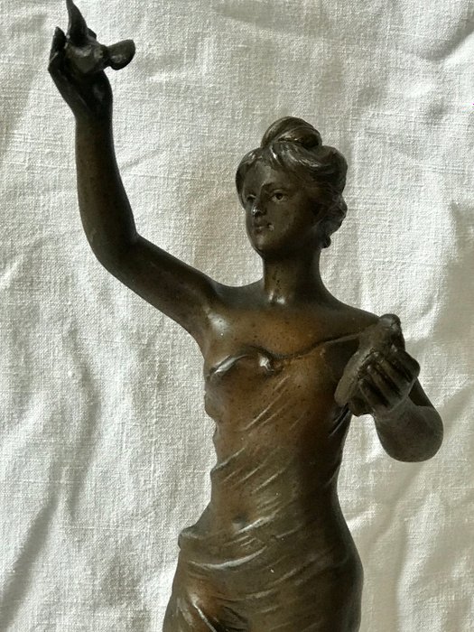 Joseph Francois Belin (?-1902) - Sculpture, a Lady Holding Birds - "Cle des Champs" - spelter, patinated in bronze color - Late 19th century