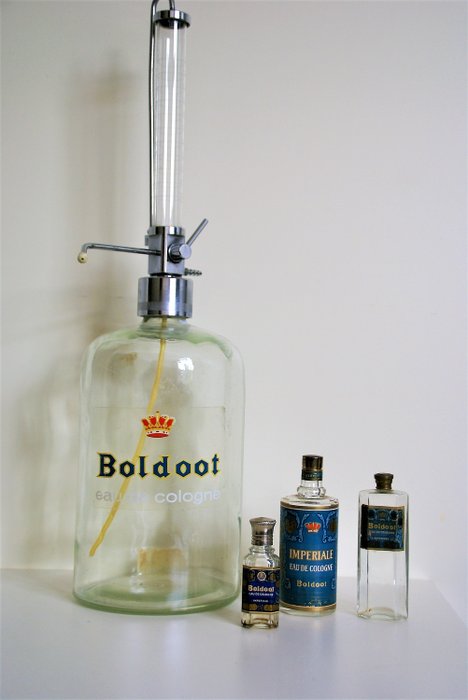 Boldoot - Boldoot large store dispencer with three old Boldoot bottles - Glass