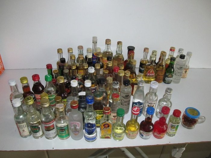 bouteilles miniatures d'eau de vie et de vodka, rhum, cognac (95) -  collection vintage miniature de 95 bouteilles miniatures de cognac, de  vodka, de rhum et de cognac - Catawiki