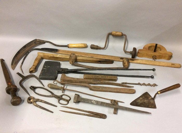 古董和旧工具的集合 - 各种材料