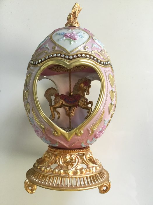 Franklin Mint - ovo de Fabergé raro caixa de música Carrossel de cavalo (rosa pastel) anos 90 - Banhado a ouro, Cristal, Porcelana