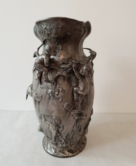 在白錫的藝術nouveau花瓶與富有的putti裝飾