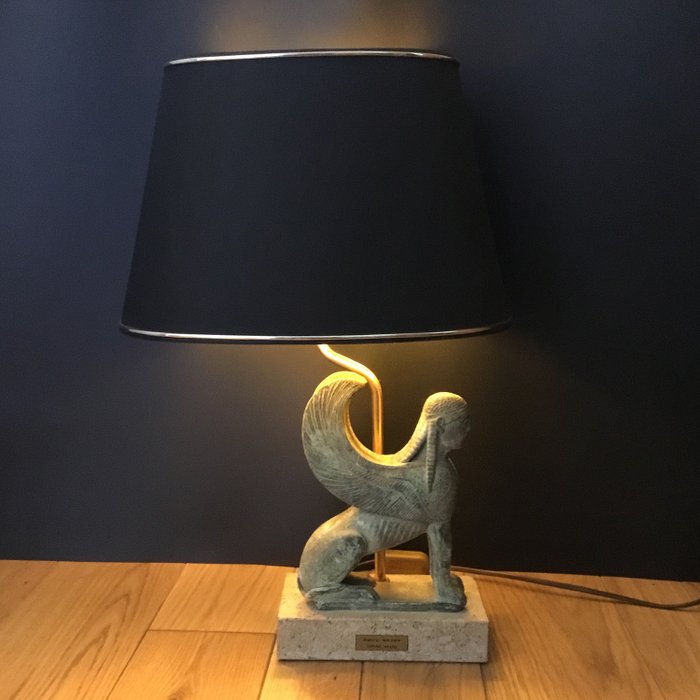 Dauphin - Lámpara de escritorio, Una lámpara de mesa esfinge