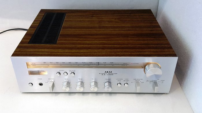 Akai AA-1020 Vintage Stereo Receiver ca 1976-79 made in Japan 