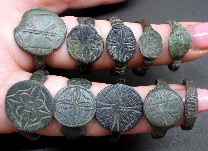 Medieval Bronze rings decorated (10) - Bronze - 13th – 15th century