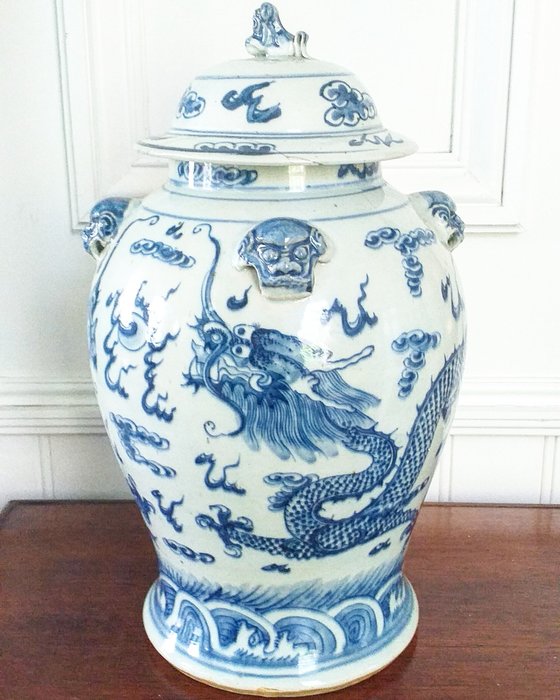 Antique Chinese blue and white porcelain covered vase with double dragons (1) - Blue and white - Porcelain - China - ca.1890 - 1925