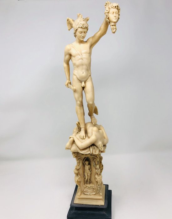 Amilcaro Santini - 珀尔修斯雕塑与美杜莎的头 - 树脂与雪花石膏