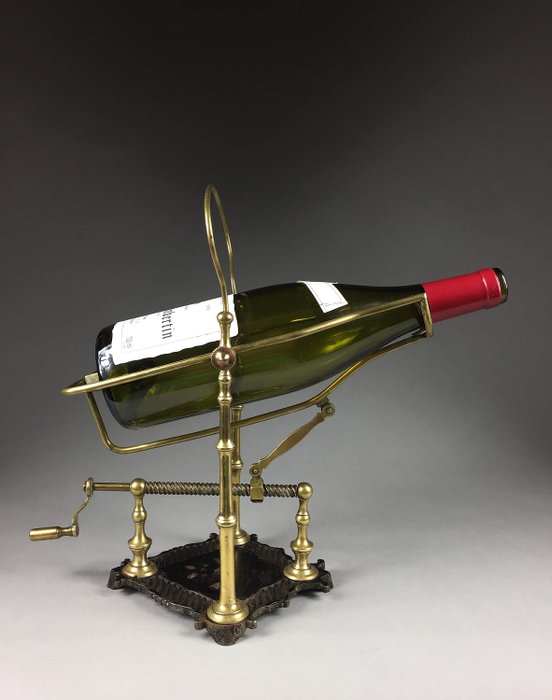 Viinipullon pidike, jossa on decanter-mekanismi - Messinki ja valurauta - Ca. 1900