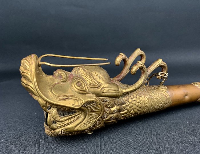 Dbang Dung - Ceremonial horn - Dragon head - Gilt kobber - Tibet - Andre halvdel av 1900-tallet