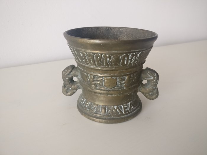 Antique mortar 'Int jaer ons [...] 1595 in deo pes mea' - Bronze