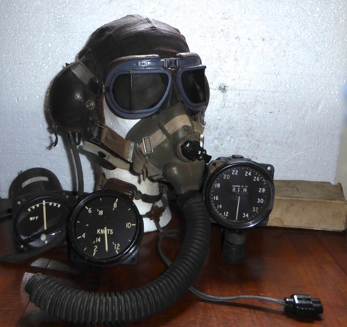 英国 - 皇家空军英国空军 - 英国皇家空军。 1个飞行员头盔，带1个氧气面罩，1个眼镜和3个驾驶舱仪器。, 飞行套装