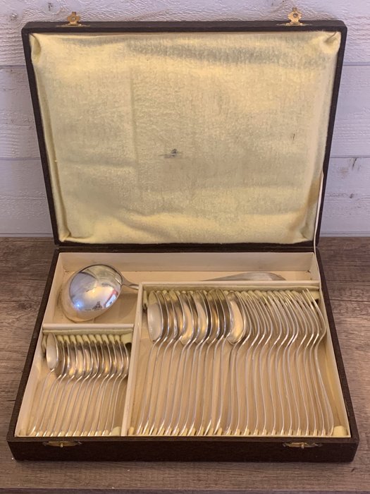 Ménagère de table - 37 pièces / 12 pers - Métal argenté, Plaqué argent - Poinçon ORBRILLE - Modèle art déco - France - 1930