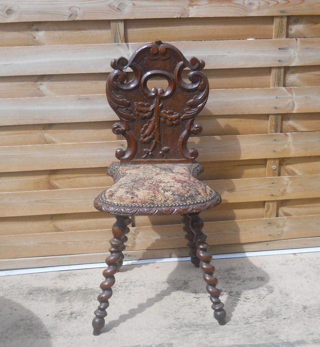 Elsässischer Stuhl aus Holz geschnitzt / kleiner Punktteppich - Eiche massiv