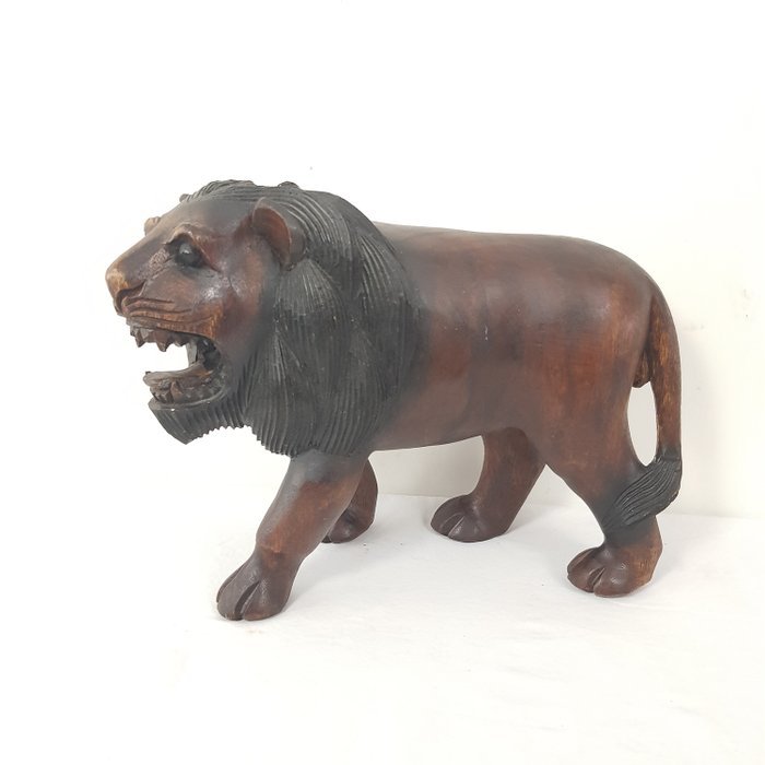 Estátua de madeira esculpida à mão realista de um leão - Madeira
