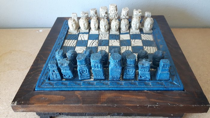 阿兹特克国际象棋游戏与手工雕刻件 - 木头 - 石头