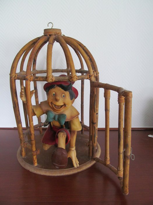 Pinocchio dans une cage en bambou - Bambou et plastique