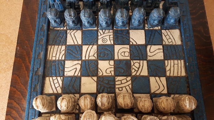 Tabuleiro de xadrez japonês embutido, incluindo peças originais de madeira  esculpidas à mão - Latão, Madeira - Catawiki