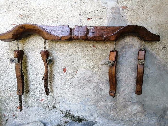 Altes landwirtschaftliches Werkzeug zum Schleppen von Karren oder landwirtschaftlichen Werkzeugen - Holz