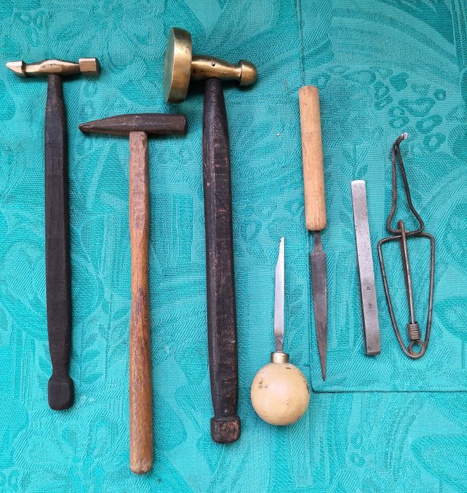 很多金匠工具 - 黄铜，铁，木材