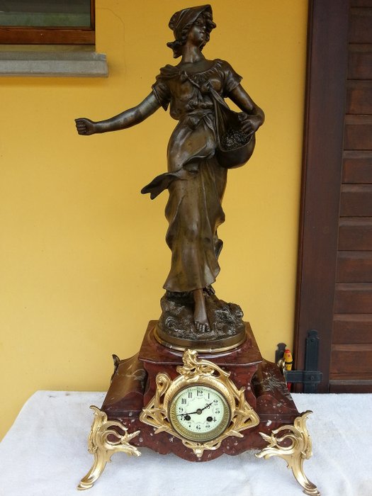 Pendule - Auguste Moreau (1834-1917) - Bronze, Laiton, Marbre - Première moitié du XXe siècle