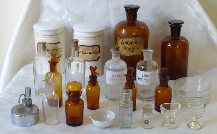 Botellas viejas de farmacia - frascos, etc. - 22 partes - Vidrio - Porcelana - Metal