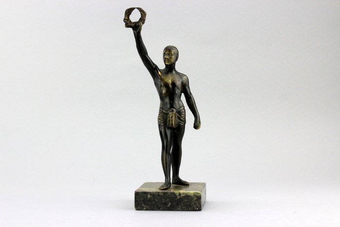 Statua del vincitore olimpico che tiene la corona della foglia di alloro - Bronzo, Marmo