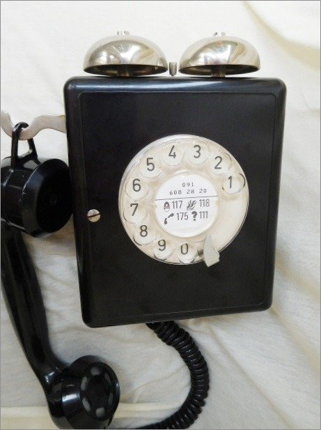Weidmann - Vintage zwarte bakeliet-wandtelefoon met metalen buitenklokken, jaren 50 - Bakeliet