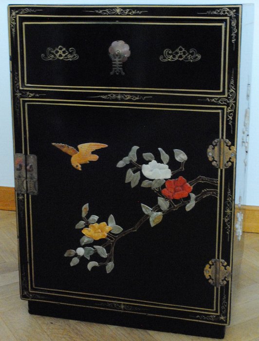 Μαύρο βερνίκι Κινέζικο ντουλάπι με διακόσμηση από σαπούνι - Ξύλο - Κίνα - 2ο μισό του 20ου αιώνα