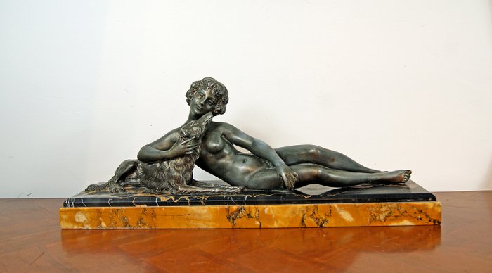L. Bruns - Una estatua de estilo art decó (1920 -1930) - firmada
